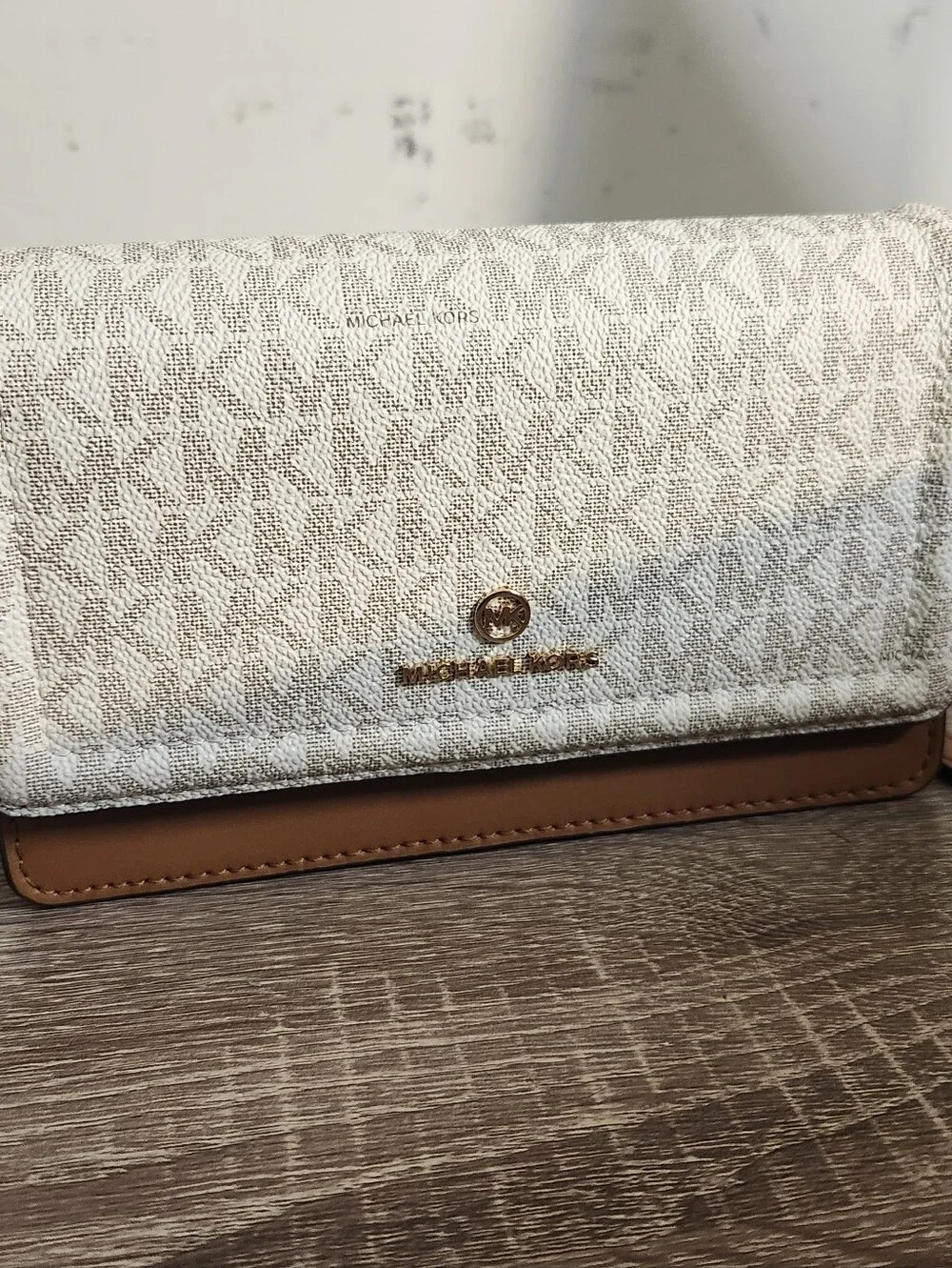 Michael Kors Women's Jet Set Crossbody Leather Purse Vanilla/Acorn Color